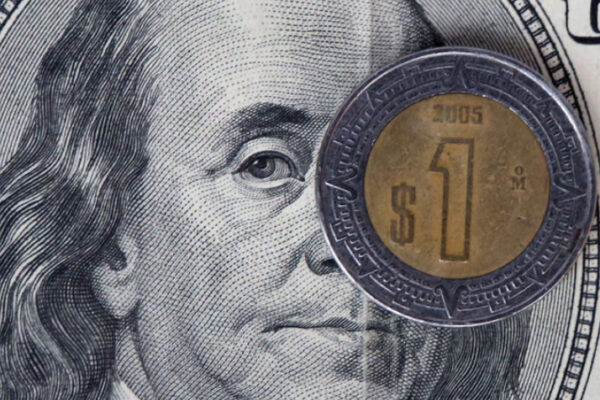 Fitch y Moody’s recortan su calificación a México